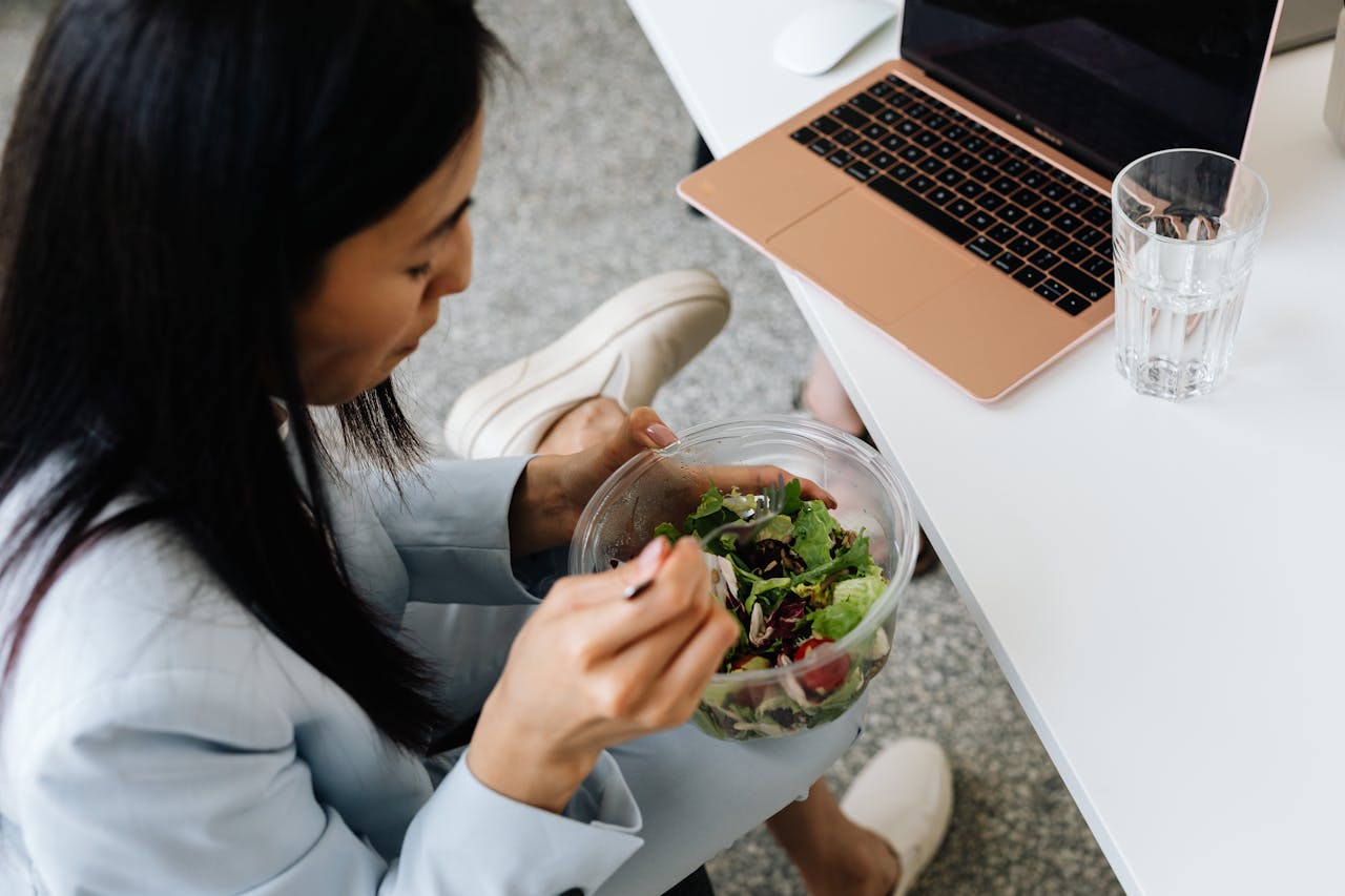 How to Keep a Balanced Diet on a Busy Schedule: Practical Tips